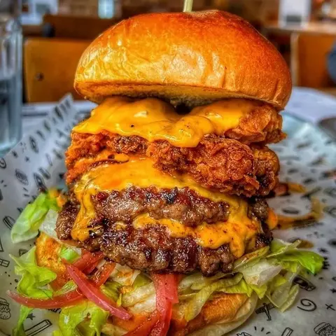 Hình ảnh Burger bò và gà - Super chikeef burger