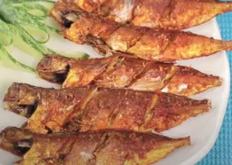 Hình ảnh Cơm cá nục chiên