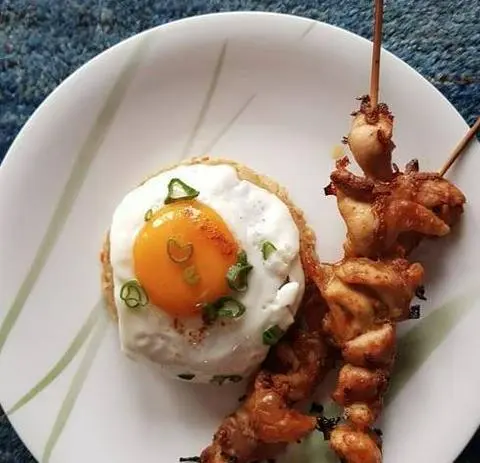 Hình ảnh Cơm xiên que trứng ốp la 