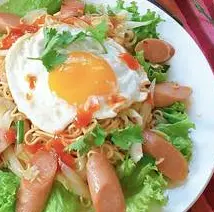 Hình ảnh Mì trộn trứng ốp la - xúc xích nhỏ