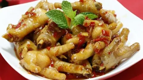 Hình ảnh Chân gà xào sả ớt