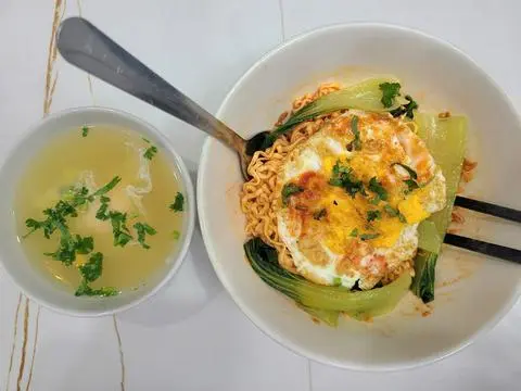Hình ảnh Mì trộn trứng ốp la