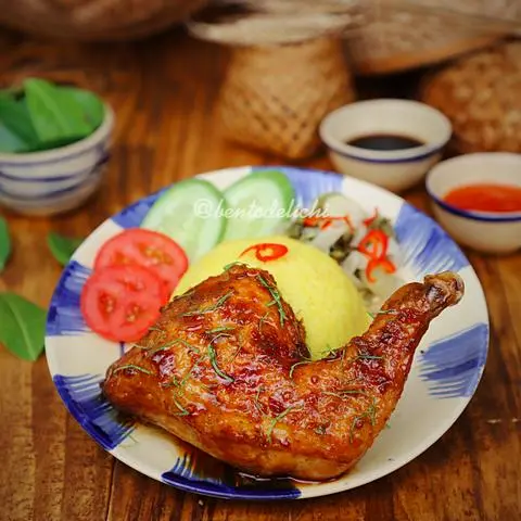 Hình ảnh Cơm Gà Xốt Lá Chanh (Đùi Lớn Góc Tư)