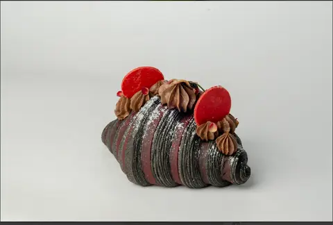 Hình ảnh Croissant than tre phúc bồn tử