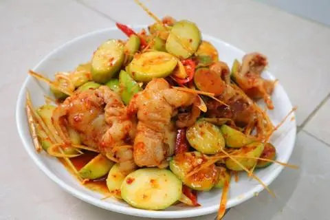 Hình ảnh Chân gà rút xương sốt thái nhỏ