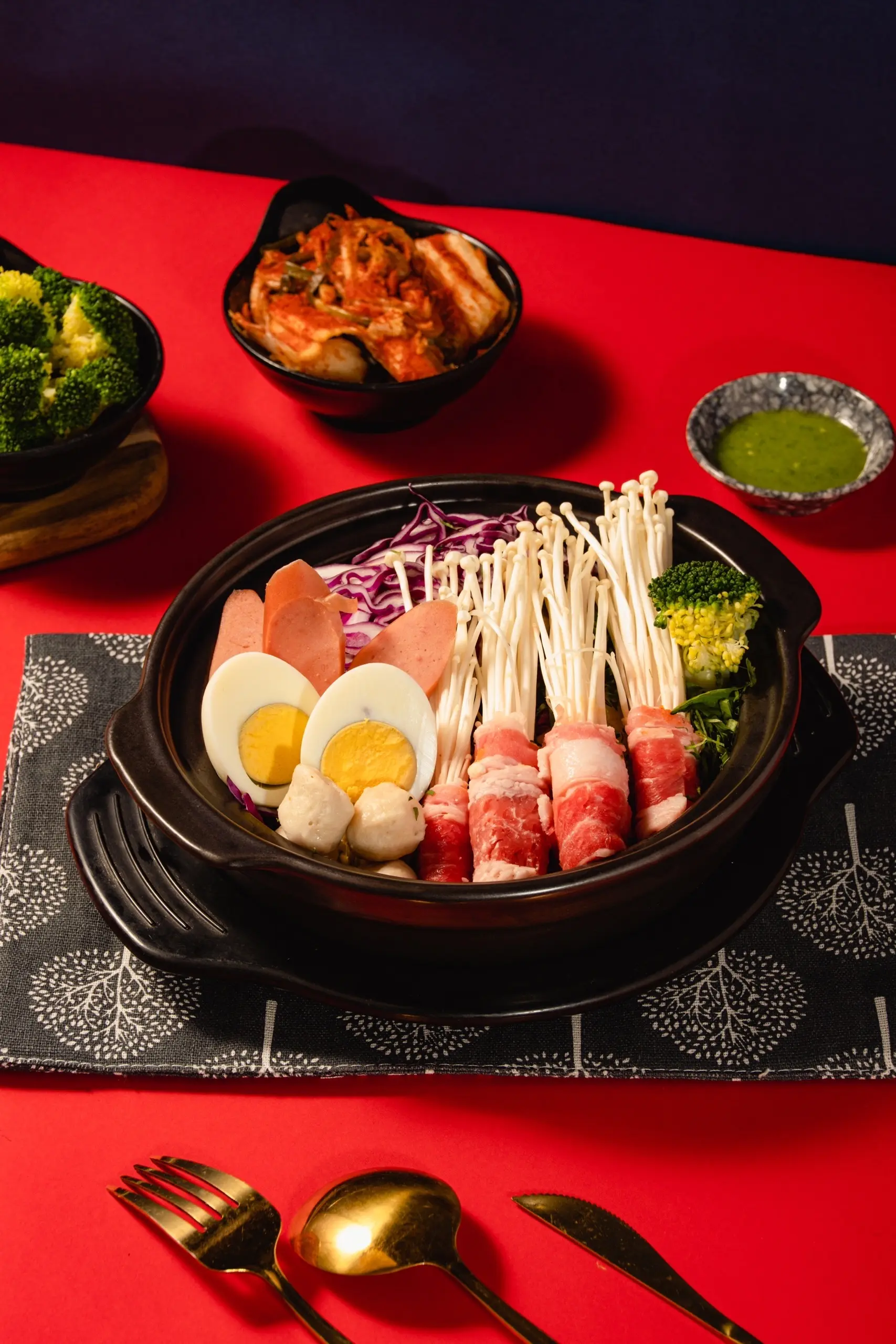Hình ảnh Mì kim chi bò Mỹ trứng cuộn nấm