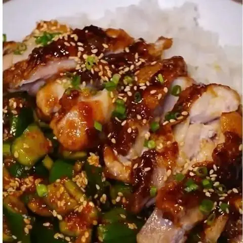Hình ảnh Cơm gà sốt nước tương ăn kèm rau