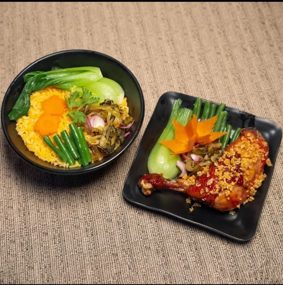 Hình ảnh Cơm gà mắm tỏi nhỏ