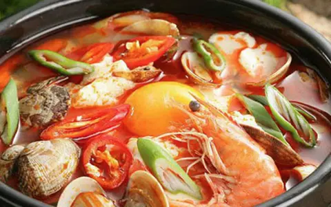 Hình ảnh Lẩu Thái hải sản chua cay