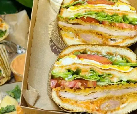 Hình ảnh Sandwich gà bacon - trứng chiên - phô mai đặc biệt