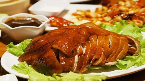 Hình ảnh Nguyên con vịt quay da giòn