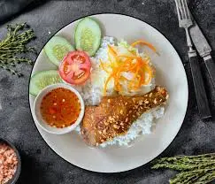 Hình ảnh Cơm đùi tỏi gà sốt mắm tỏi