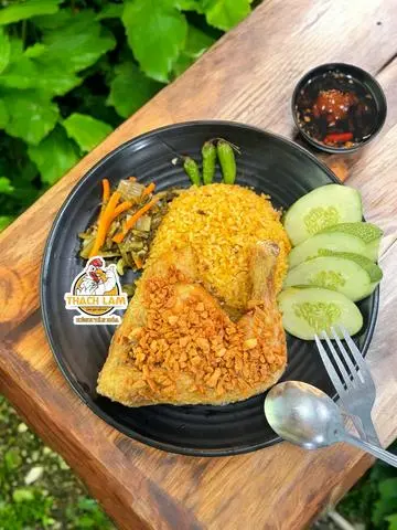 Hình ảnh Cơm gà mắm tỏi - đùi lớn góc tư