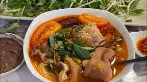 Hình ảnh Canh bún thập cẩm có giò