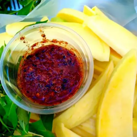 Hình ảnh Xoài chấm muối - cóc chấm muối - 2 nước chấm thêm
