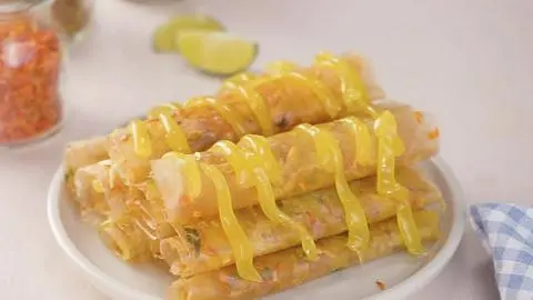 Hình ảnh Bánh tráng cuốn da cá trứng muối
