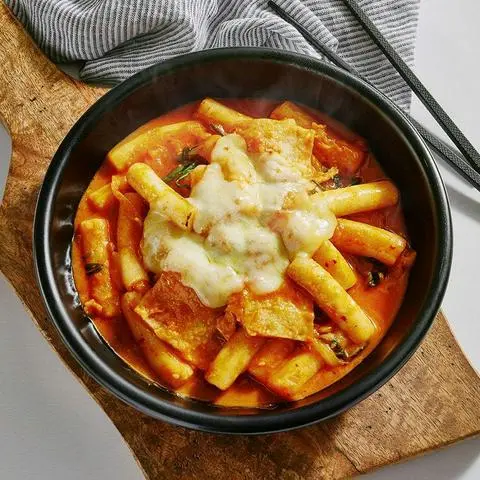 Hình ảnh Tokbokki chả cá sốt cay phô mai
