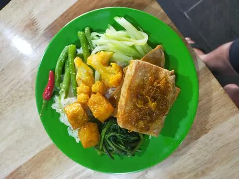 Hình ảnh Cơm thập cẩm - đậu hũ chiên sả