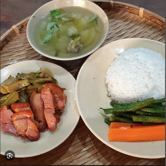 Hình ảnh Cơm heo quay kho cải chua