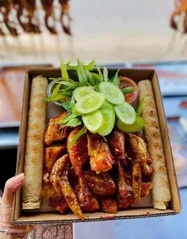Hình ảnh Combo gà nướng nguyên con - 10 màn thầu