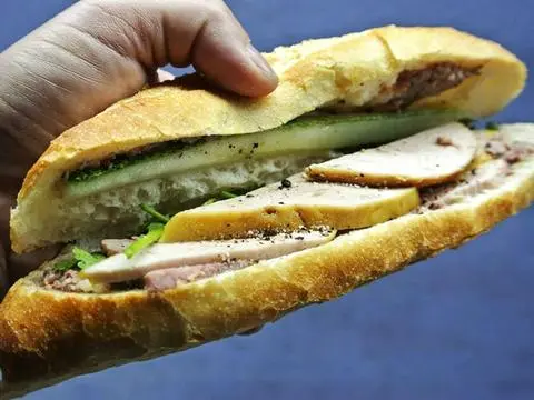 Hình ảnh Bánh mì chả lụa muối tiêu