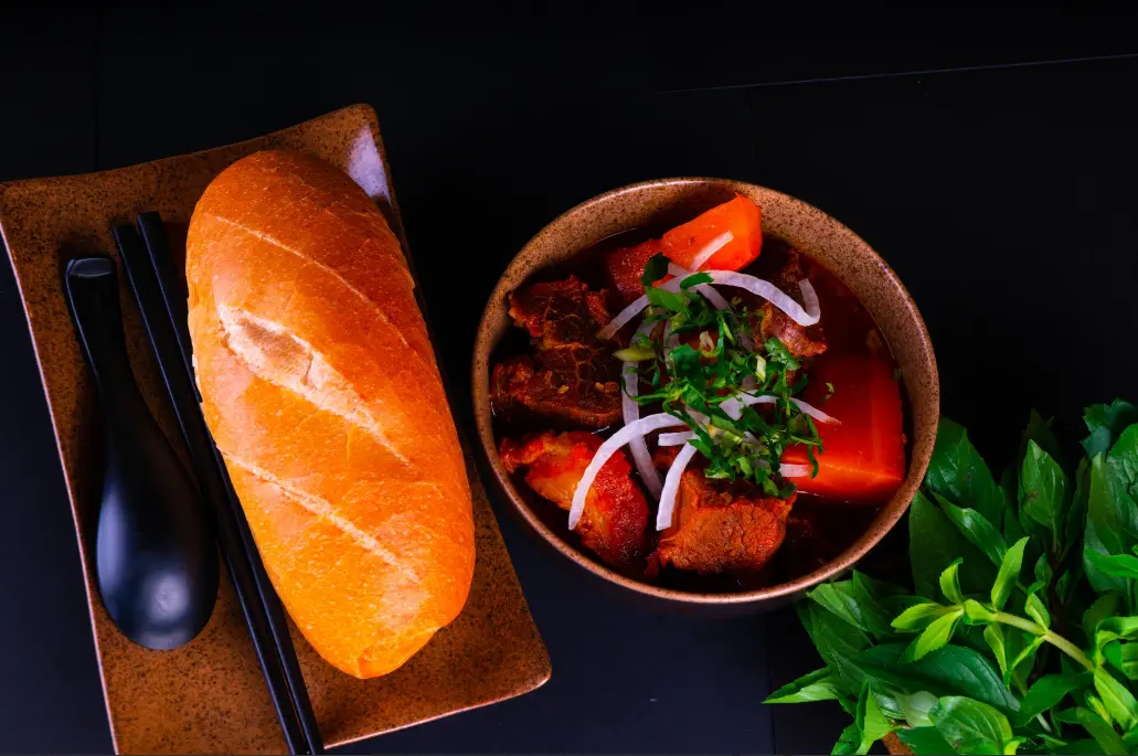 Hình ảnh Bánh mì bò kho / Beef stew with a baguette