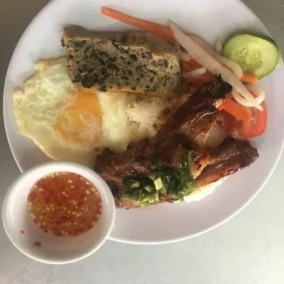 Hình ảnh Cơm sườn non mật ong - chả - ốp la