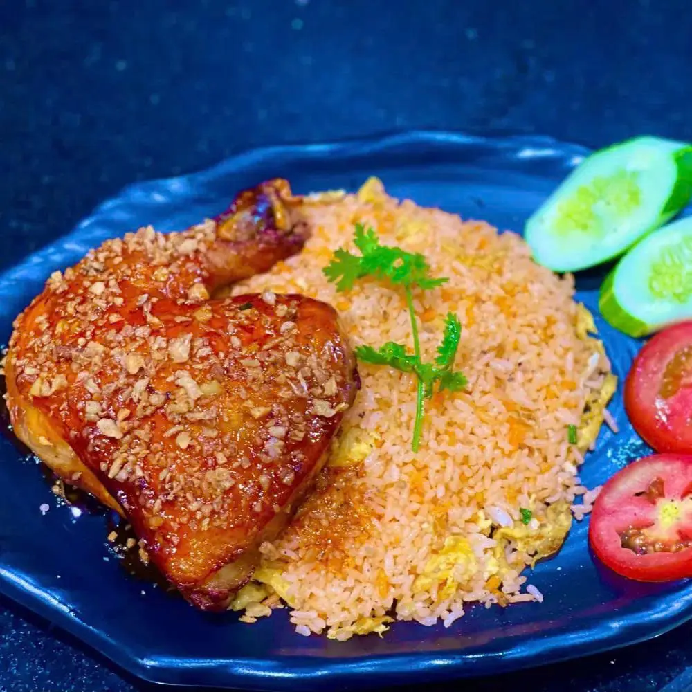 Hình ảnh Cơm gà mắm tỏi đùi góc tư - canh rong biển