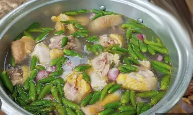 Hình ảnh Lẩu gà tre tiềm ớt hiểm