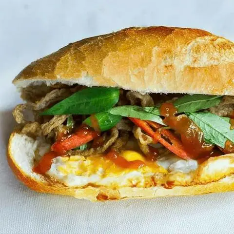Hình ảnh Bánh mỳ chả cá ốp la