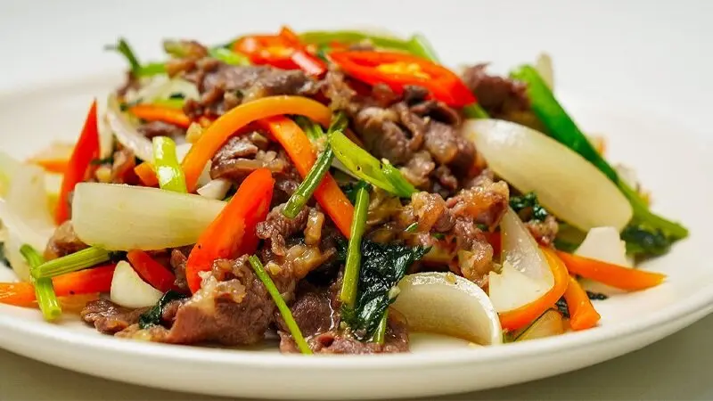 Hình ảnh cơm bò xào củ hành