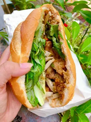 Hình ảnh Bánh mì pate bì chả chay