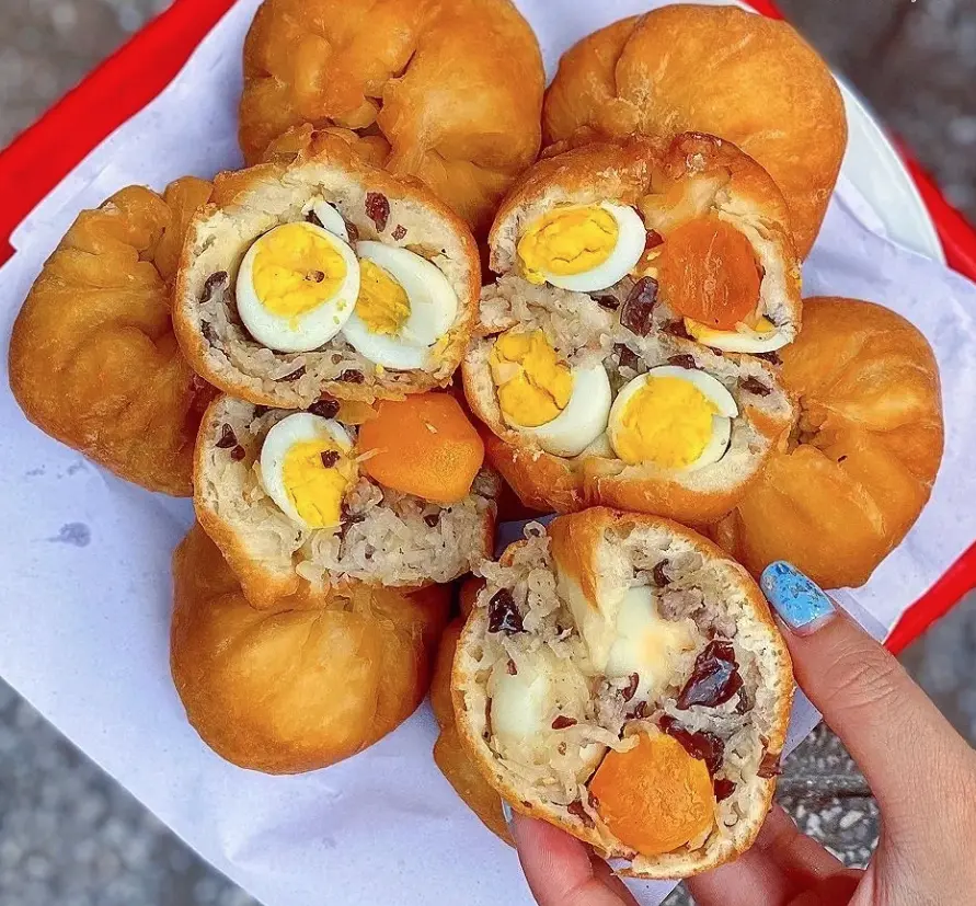 Hình ảnh Bánh bao chiên nhân trứng muối đặc biệt