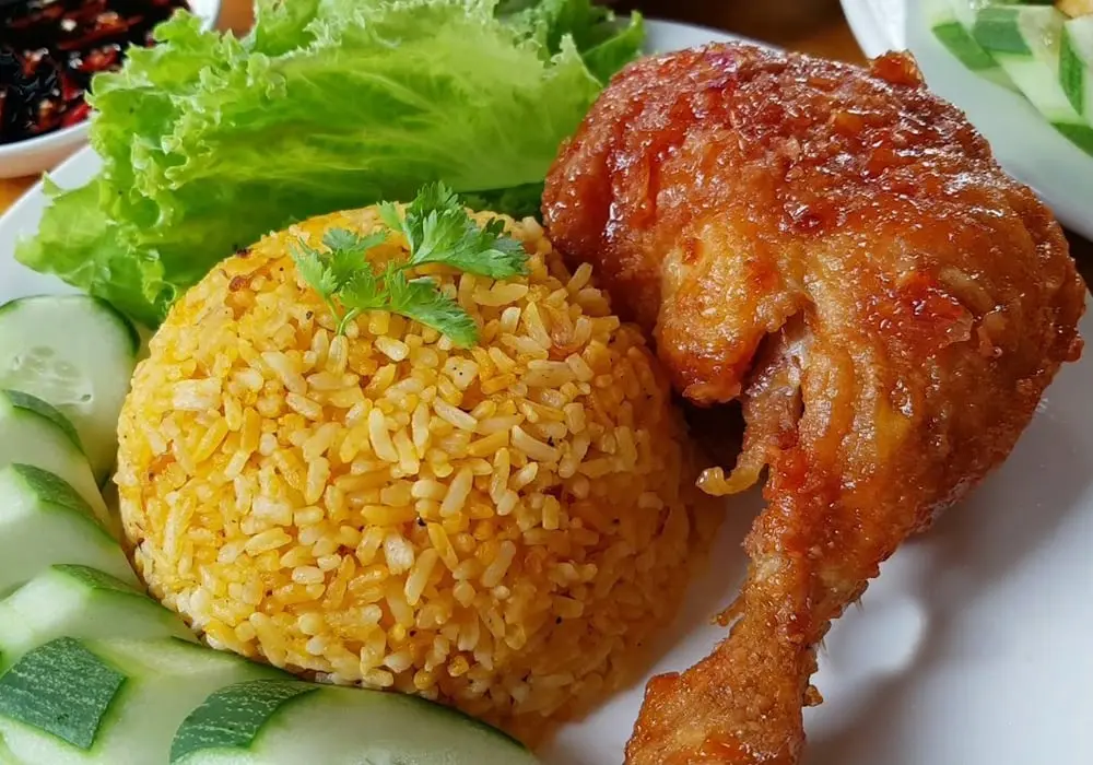 Hình ảnh Cơm đùi gà góc tư sốt mắm tỏi