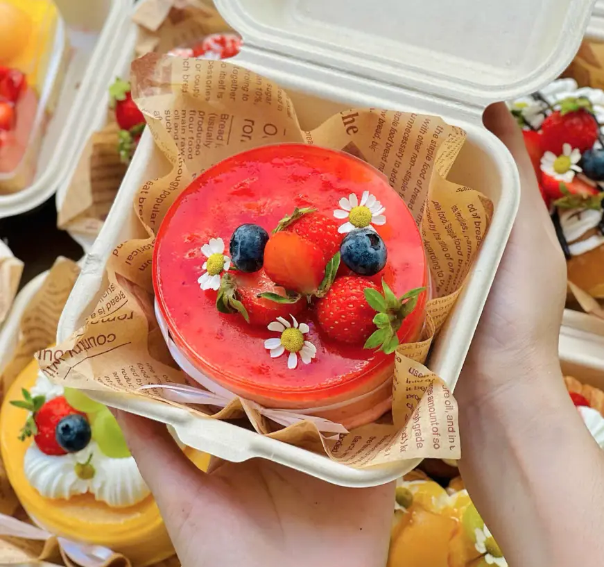 Hình ảnh Mousse dâu 9cm hộp bã mía