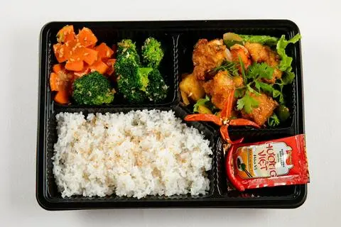 Hình ảnh Cơm gà chiên nước mắm - canh
