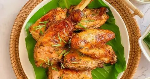 Hình ảnh Gà nướng mọi da giòn lá chanh