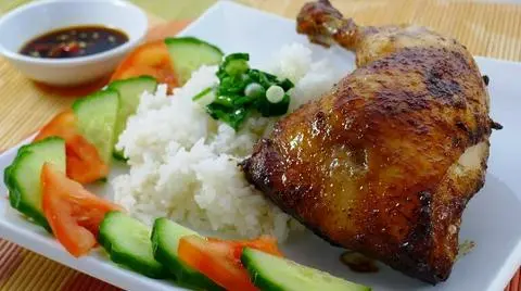 Hình ảnh Cơm trắng gà quay kho tương