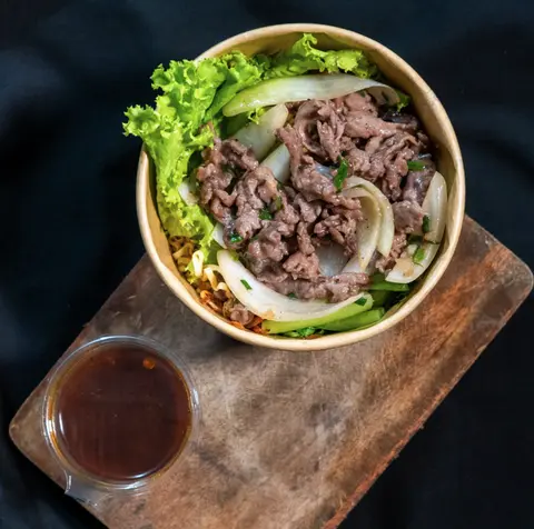 Hình ảnh Mì trộn bò sốt dầu hào