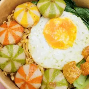 Hình ảnh Mì trộn bánh bao - trứng