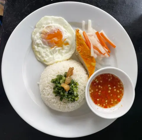 Hình ảnh Cơm tấm chả trứng