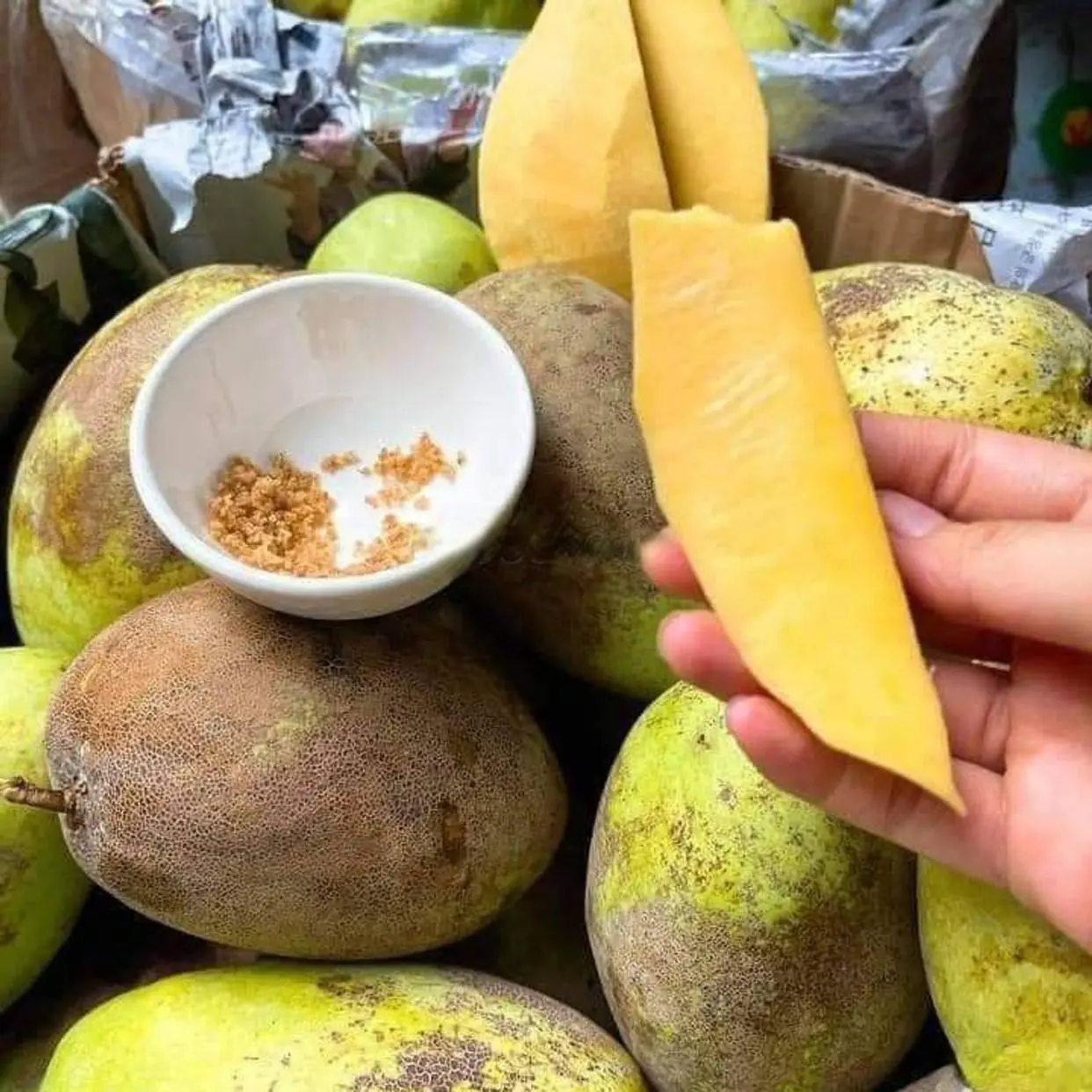 Hình ảnh Xoài Chấm Muối Tôm