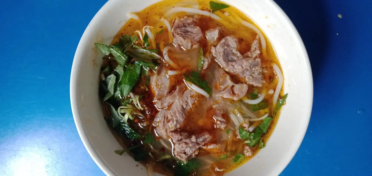 Hình ảnh Bún bò nạm ( tô lớn kèm muỗng đũa)