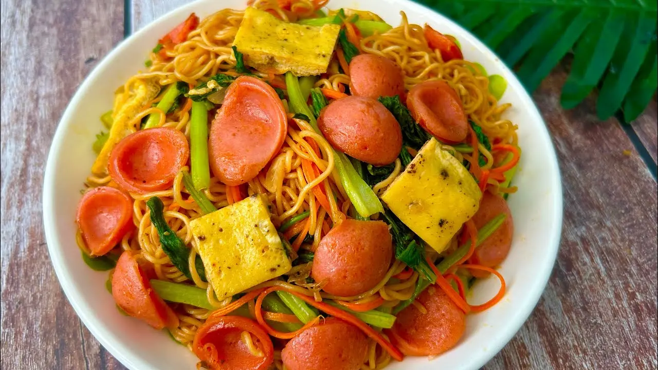 Hình ảnh Mì Xào Bò Xúc Xích