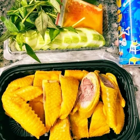 Hình ảnh Nửa Con Gà Ủ Muối Hoa Tiêu Chặt Sẵn + 1 Pepsi Lon