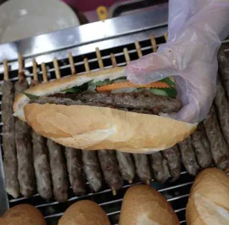 Hình ảnh Bánh Mì Thịt Bò Nướng Sốt Gia Truyền Bamibo