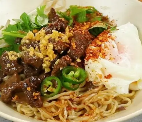 Hình ảnh Mì trộn xúc xích - trứng