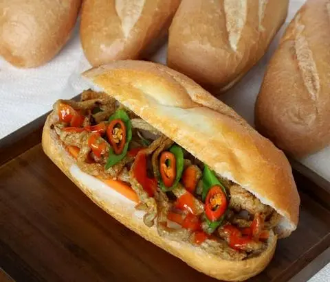 Hình ảnh Bánh mì chả cá nóng