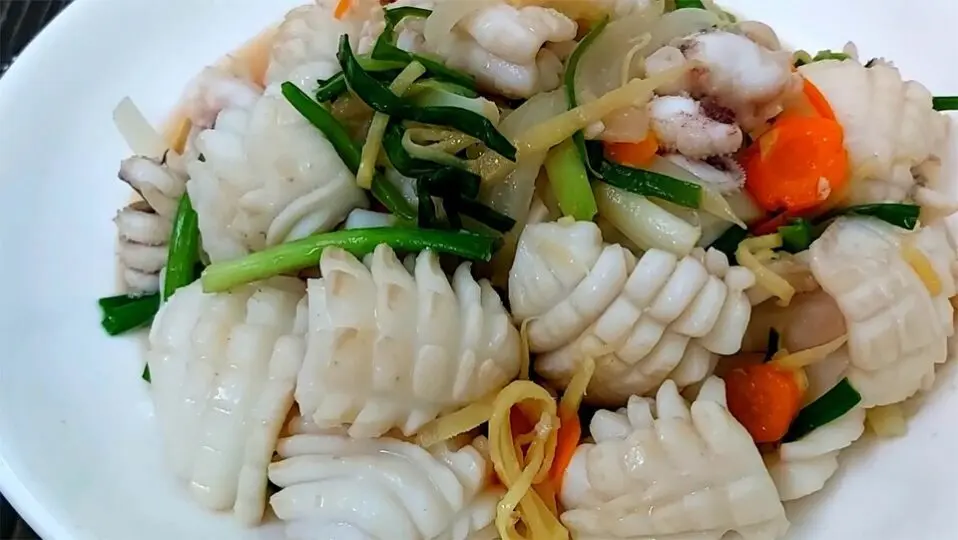 Hình ảnh Cơm mực xào củ hành tây dưa