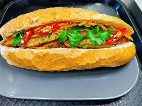 Hình ảnh Bánh mỳ siêu chả đặc biệt
